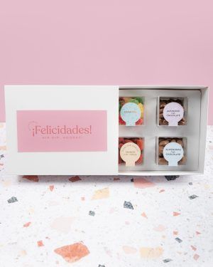 Caja con dulces "Felicidades rosa"